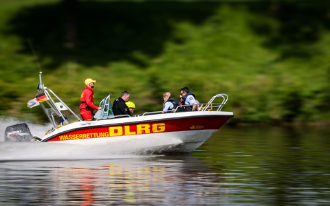 DLRG-Präsidentin Ute Vogt warnt davor, in Flüssen zu schwimmen - dort starben nämlich im laufenden Jahr die meisten Menschen bei Badeunfällen. (Symbolbild) - Foto: Christoph Reichwein/dpa