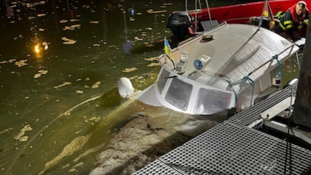 WSPI-OLD: Gesunkenes Motorboot im Hafen Neßmersiel - Foto: presseportal.de