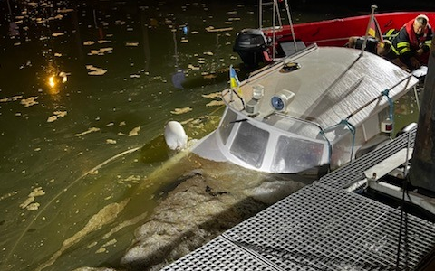 WSPI-OLD: Gesunkenes Motorboot im Hafen Neßmersiel - Foto: presseportal.de