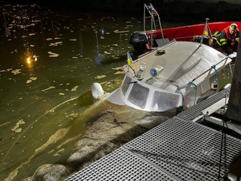WSPI-OLD: Gesunkenes Motorboot im Hafen Neßmersiel - Foto: presseportal.de