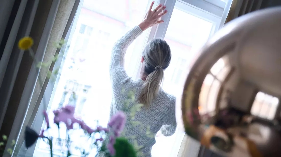 Die Luftqualität hat einen Einfluss darauf, wie wohl sich Menschen im Homeoffice fühlen. - Bild: Annette Riedl/dpa