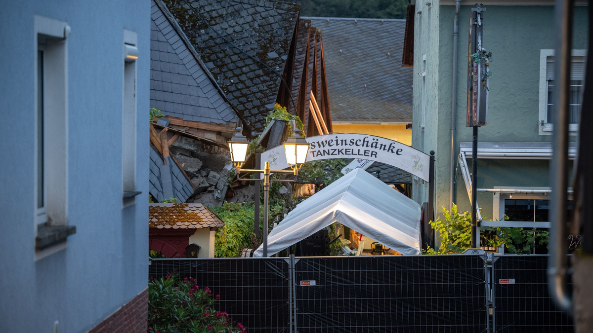 Unter den Trümmern des eingestürzten Hotels liegt noch ein Toter. - Foto: Harald Tittel/dpa