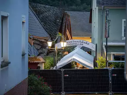 Der Weinort Kröv an der Mosel steht nach dem Hoteeinsturz unter Schock. - Foto: Harald Tittel/dpa