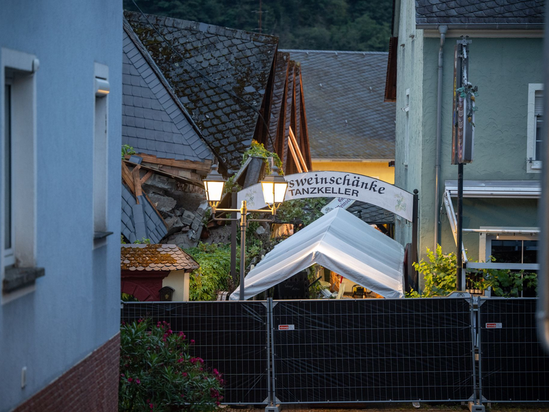 Der Weinort Kröv an der Mosel steht nach dem Hoteeinsturz unter Schock. - Foto: Harald Tittel/dpa
