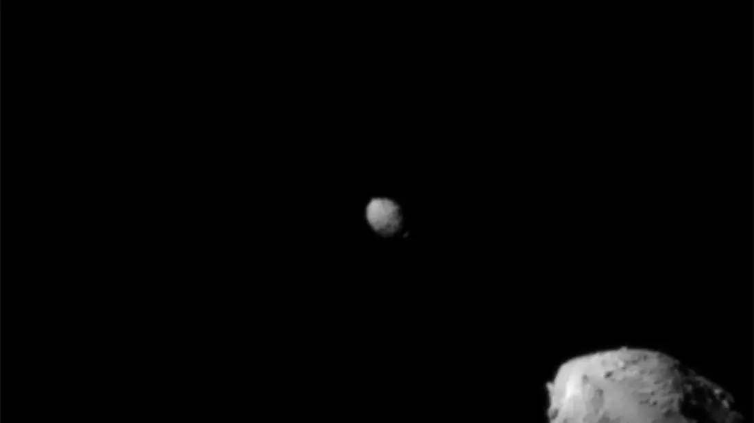 Der Asteroid Didymos (r) wird von dem kleineren Asteroiden Dimorphos umkreist - kurz vor dem Aufprall der «Dart»-Sonde. (Archivbild) - Bild: ---/NASA/Johns Hopkins APL/dpa