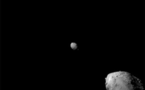 Der Asteroid Didymos (r) wird von dem kleineren Asteroiden Dimorphos umkreist - kurz vor dem Aufprall der «Dart»-Sonde. (Archivbild) - Foto: ---/NASA/Johns Hopkins APL/dpa Der Asteroid Didymos (r) wird von dem kleineren Asteroiden Dimorphos umkreist - kurz vor dem Aufprall der «Dart»-Sonde. (Archivbild) - Foto: ---/NASA/Johns Hopkins APL/dpa