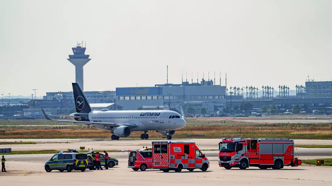 Nach einer Störaktion am Frankfurter Flughafen gibt es Durchsuchungen bei der Letzten Generation. (Archivild)  - Bild: Andreas Arnold/dpa