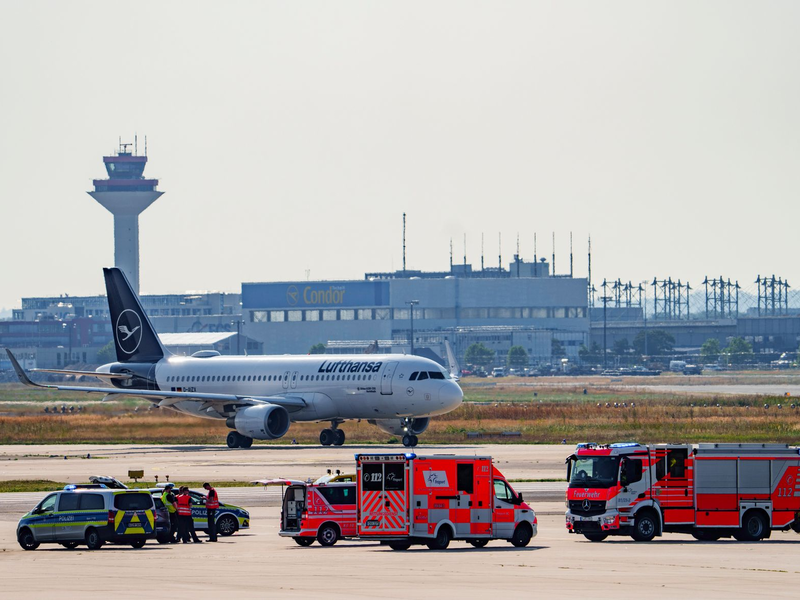 Nach einer Störaktion am Frankfurter Flughafen gibt es Durchsuchungen bei der Letzten Generation. (Archivild)  - Foto: Andreas Arnold/dpa