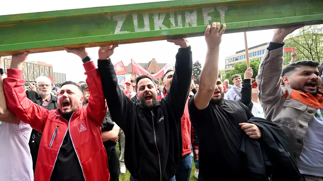 Deutschlands größter Stahlerzeuger Thyssenkrupp Steel steht vor einem Umbau. - Bild: Federico Gambarini/dpa
