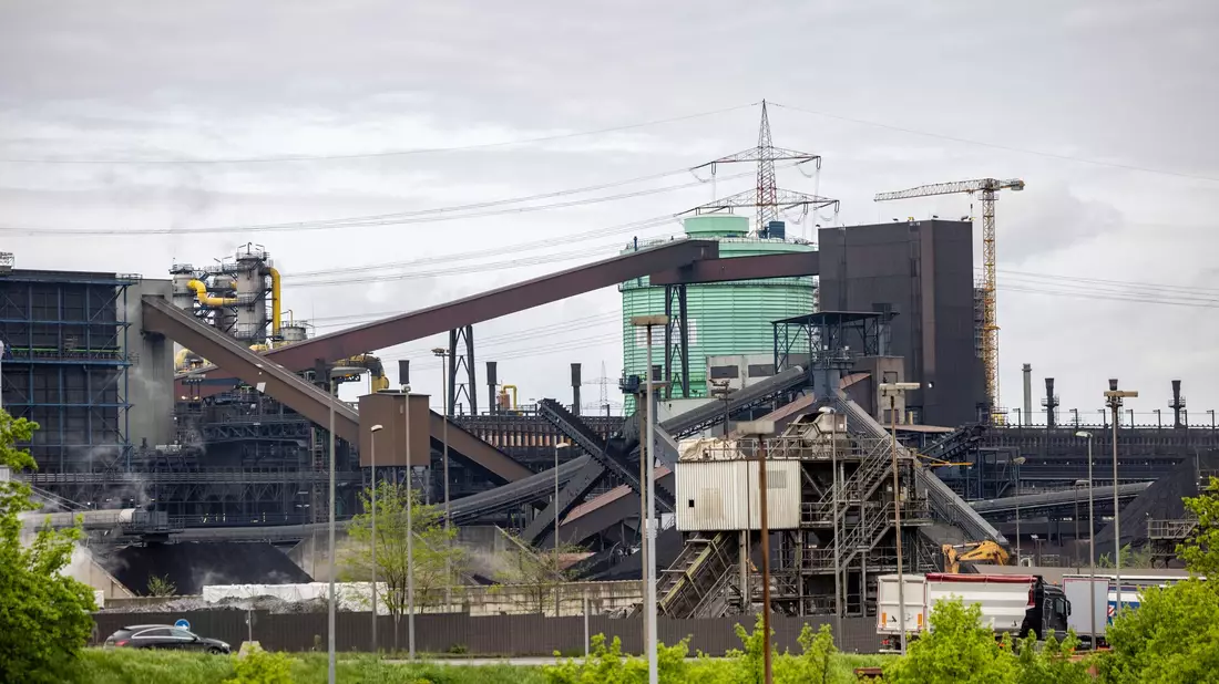 Deutschlands größter Stahlerzeuger Thyssenkrupp Steel steht vor einem Umbau. Betroffen sein könnte auch der Duisburger Stahlhersteller HKM. - Bild: Thomas Banneyer/dpa
