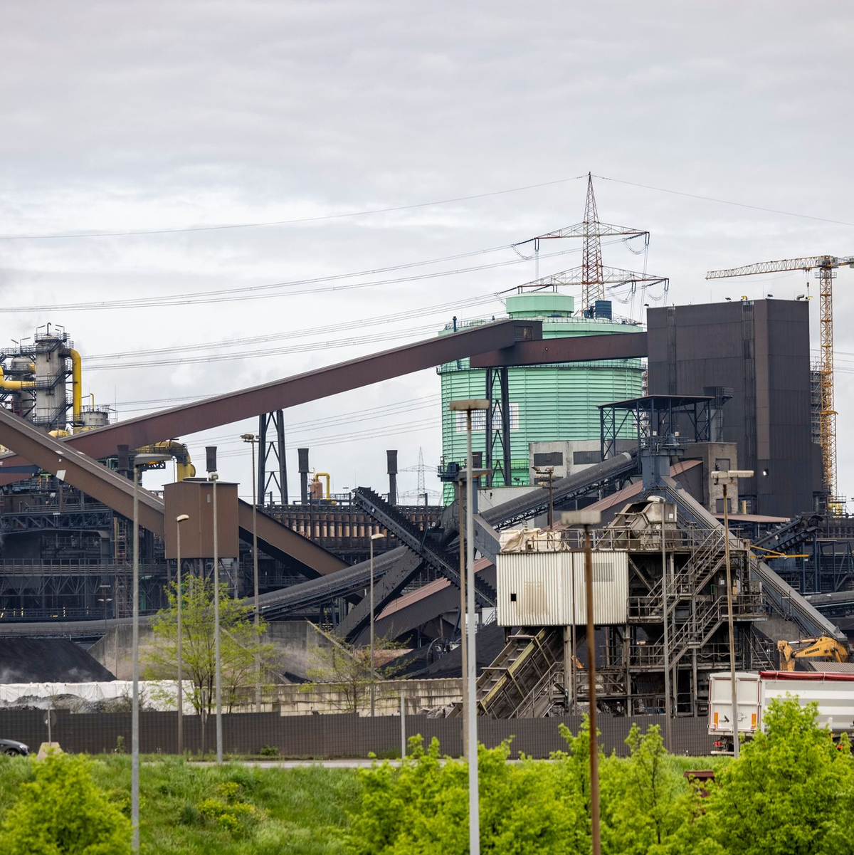 Deutschlands größter Stahlerzeuger Thyssenkrupp Steel steht vor einem Umbau. Betroffen sein könnte auch der Duisburger Stahlhersteller HKM. - Foto: Thomas Banneyer/dpa