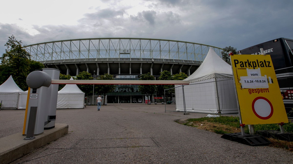 Zehntausende Fans sind nach der Absage der Taylor-Swift-Konzerte total enttäuscht. - Foto: Heinz-Peter Bader/AP