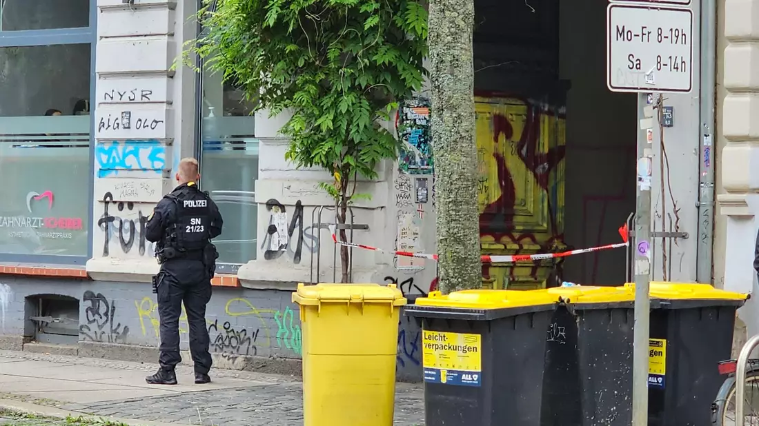 Zwei Wochen nach der Störaktion dursucht die Polizei unter anderem eine Wohnung in Leipzig.  - Bild: Tobias Junghannß/dpa