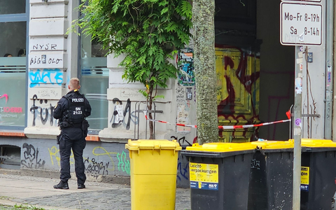 Zwei Wochen nach der Störaktion dursucht die Polizei unter anderem eine Wohnung in Leipzig. - Foto: Tobias Junghannß/dpa Zwei Wochen nach der Störaktion dursucht die Polizei unter anderem eine Wohnung in Leipzig. - Foto: Tobias Junghannß/dpa