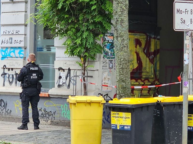 Zwei Wochen nach der Störaktion dursucht die Polizei unter anderem eine Wohnung in Leipzig.  - Foto: Tobias Junghannß/dpa