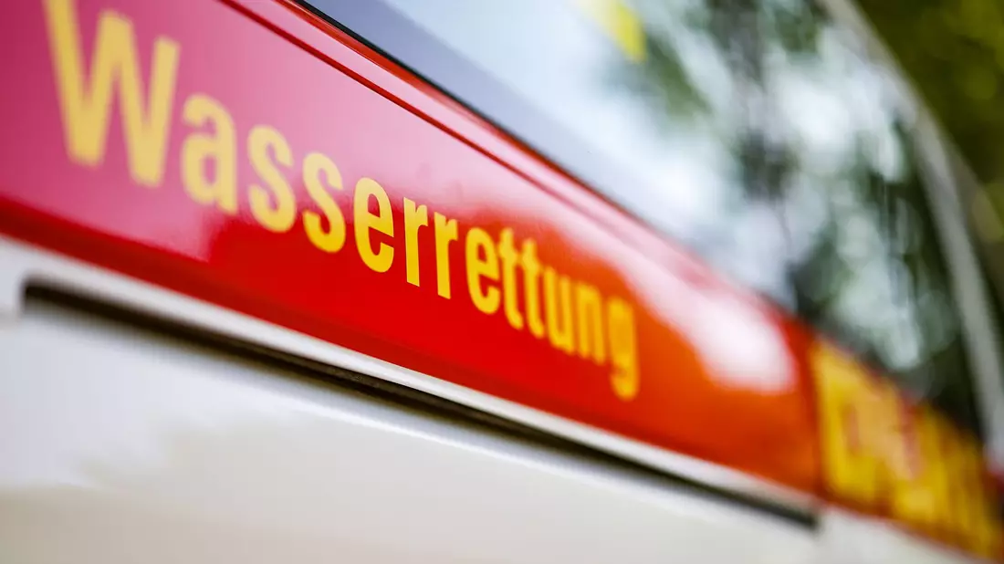 In deutschen Gewässern sind im laufenden Jahr 353 Menschen ertrunken - und damit deutlich mehr als im Vorjahr. (Symbolbild) - Bild: Christoph Reichwein/dpa