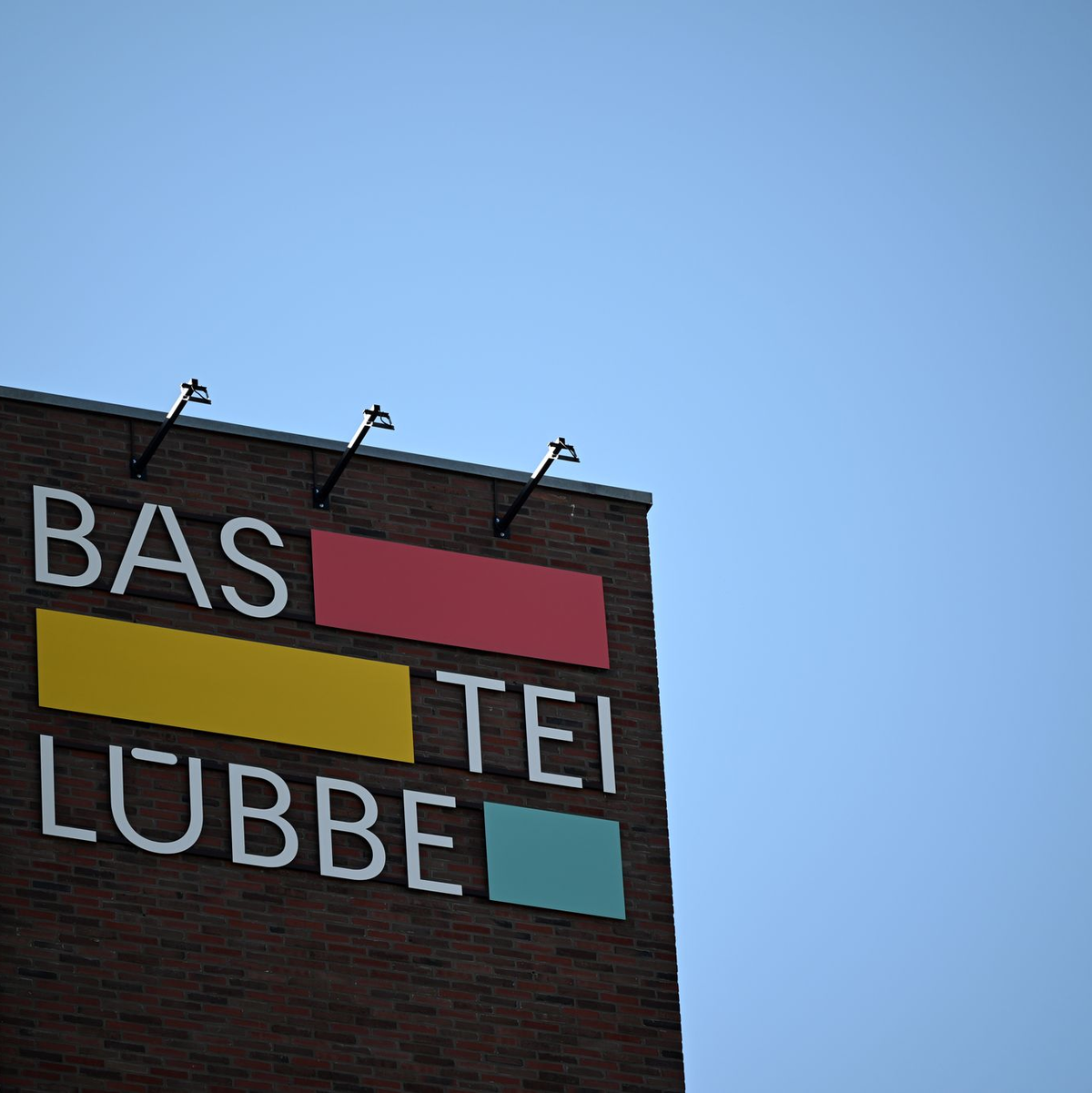 Das Logo des Verlages Bastei Lübbe ist an der Unternehmenszentrale zu sehen. - Foto: Federico Gambarini/dpa