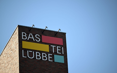Das Logo des Verlages Bastei Lübbe ist an der Unternehmenszentrale zu sehen. - Foto: Federico Gambarini/dpa