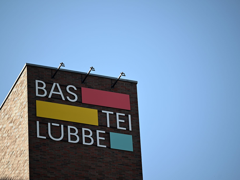 Das Logo des Verlages Bastei Lübbe ist an der Unternehmenszentrale zu sehen. - Foto: Federico Gambarini/dpa