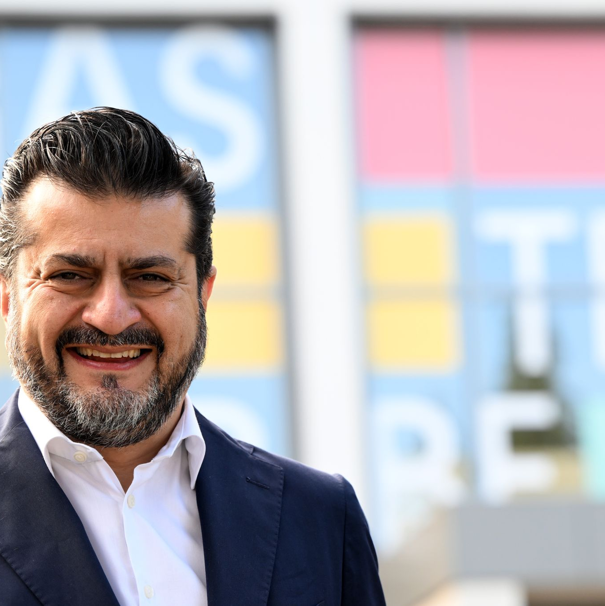 Soheil Dastyari, Vorstandsvorsitzender des Verlages Bastei Lübbe, steht vor der Unternehmenszentrale. - Foto: Federico Gambarini/dpa