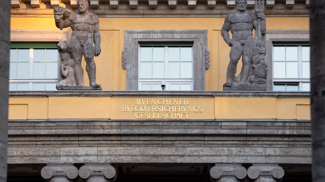 Die Munich Re meldet trotz schwacher Konjunktur starke Zahlen.  - Bild: Sven Hoppe/Deutsche Presse-Agentur GmbH/dpa