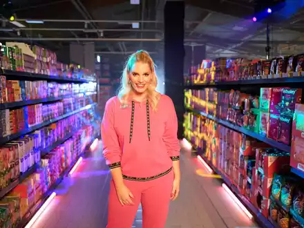 Moderatorin und Curvy-Model Angelina Kirsch liefert Flash-Mob im Kaufland - Foto: presseportal.de