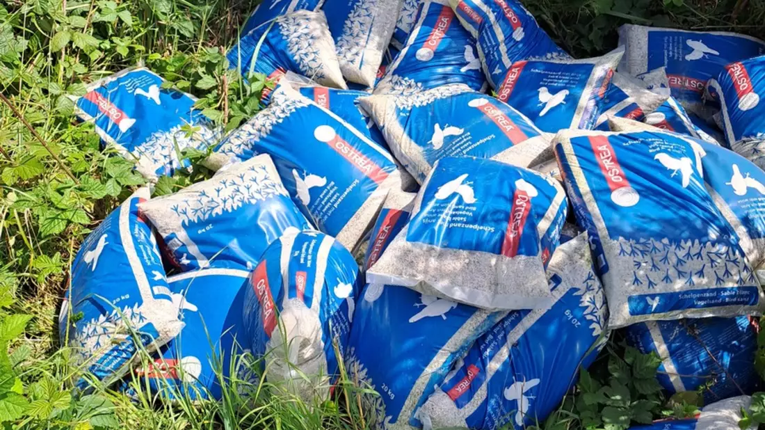 POL-RZ: 1000 Kilogramm Vogelsand illegal entsorgt - Zeugen gesucht - Bild: presseportal.de