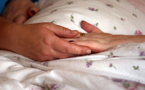Ein Palliativarzt sitzt in Berlin in Untersuchungshaft, weil er vier Seniorinnen getötet haben soll. (Symbolfoto) - Foto: Peter Förster/dpa-Zentralbild/dpa