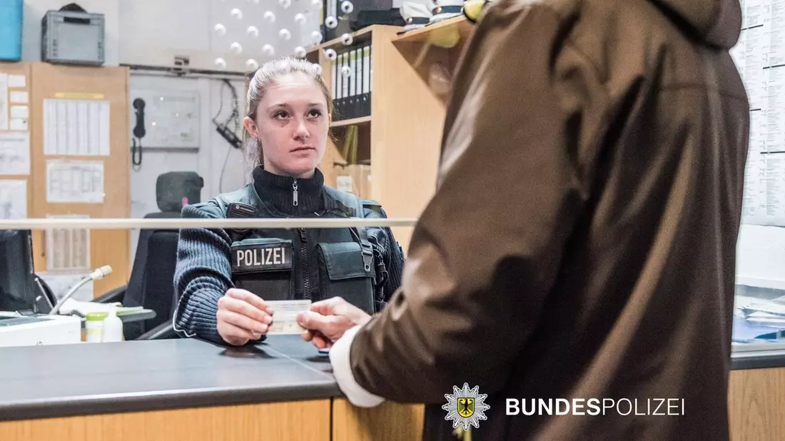 Bundespolizeidirektion München: Zigaretten im Wert von 3.680 Euro entwendet - Bundespolizei warnt vor Ankäufen - Videoaufnahmen könnten die Bundespolizei zu den beiden Tätern führen - Bild: presseportal.de