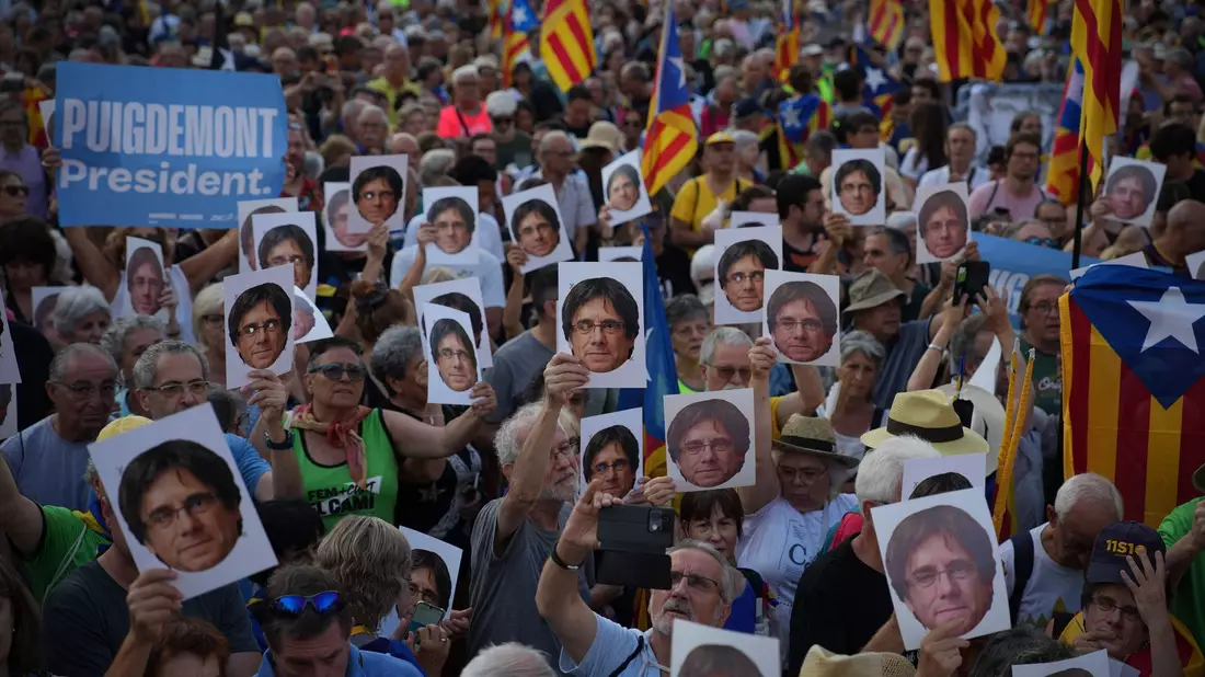 Mehrere Hundert Anhänger hatten sich am Morgen in Barcelona versammelt, um Separatistenführer Carles Puigdemont nach fast sieben Jahren Exil zu begrüßen. - Bild: Emilio Morenatti/AP/dpa