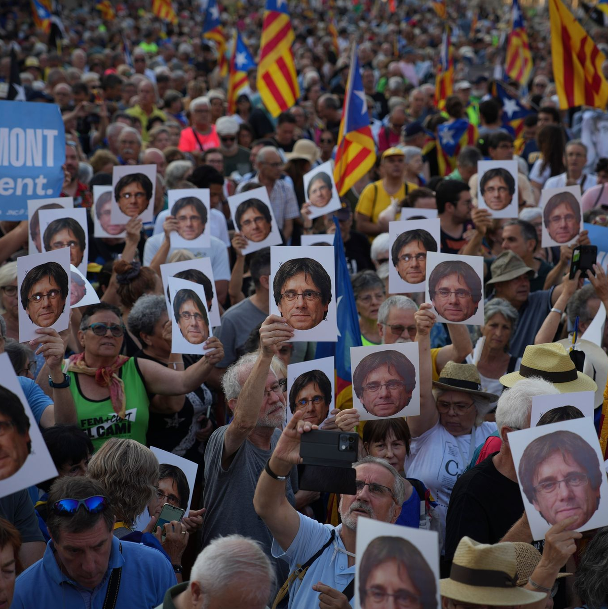 Mehrere Hundert Anhänger hatten sich am Morgen in Barcelona versammelt, um Separatistenführer Carles Puigdemont nach fast sieben Jahren Exil zu begrüßen. - Foto: Emilio Morenatti/AP/dpa