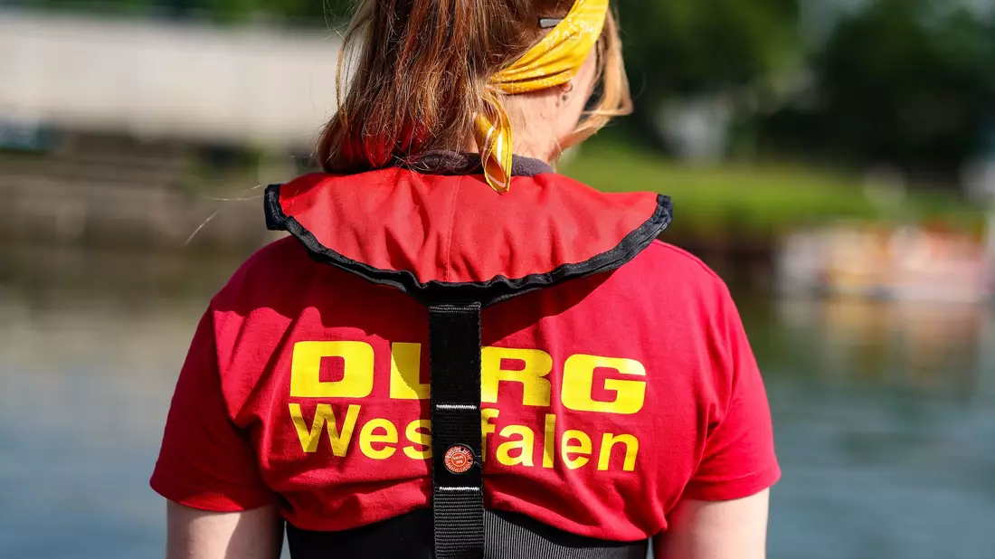 Vor allem Flüsse erweisen sich als gefährlich für Schwimmer - der DLRG trainiert auch dafür. (Symbolbild) - Bild: Christoph Reichwein/dpa