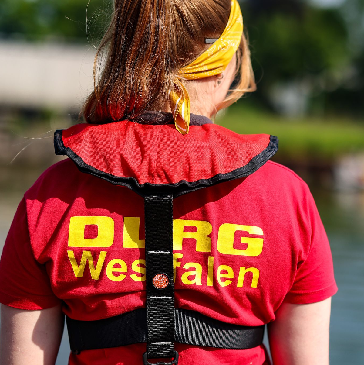 Vor allem Flüsse erweisen sich als gefährlich für Schwimmer - der DLRG trainiert auch dafür. (Symbolbild) - Foto: Christoph Reichwein/dpa