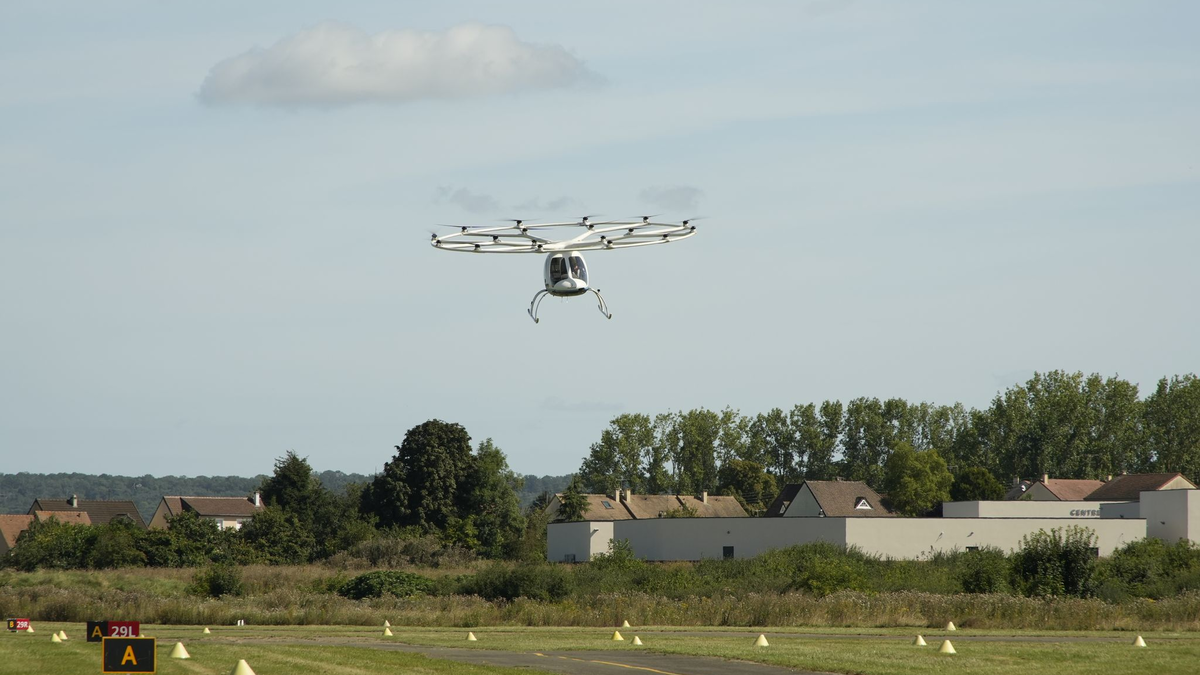 Ein Volocopter hebt vor den Toren von Paris ab. - Foto: Maximilian Specht/dpa