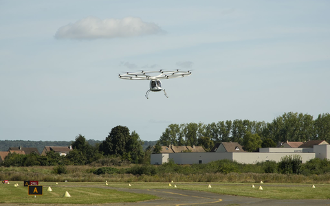 Ein Volocopter hebt vor den Toren von Paris ab. - Foto: Maximilian Specht/dpa