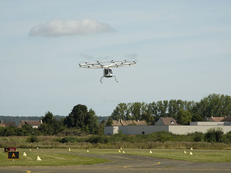 Ein Volocopter hebt vor den Toren von Paris ab. - Foto: Maximilian Specht/dpa