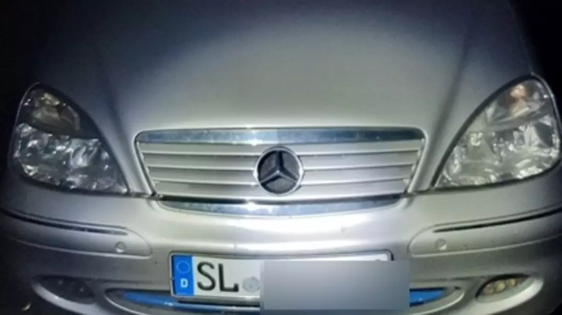 BPOL-FL: FL - Auto nicht versichert; Beifahrerin bietet Polizisten Geld an - Bild: presseportal.de