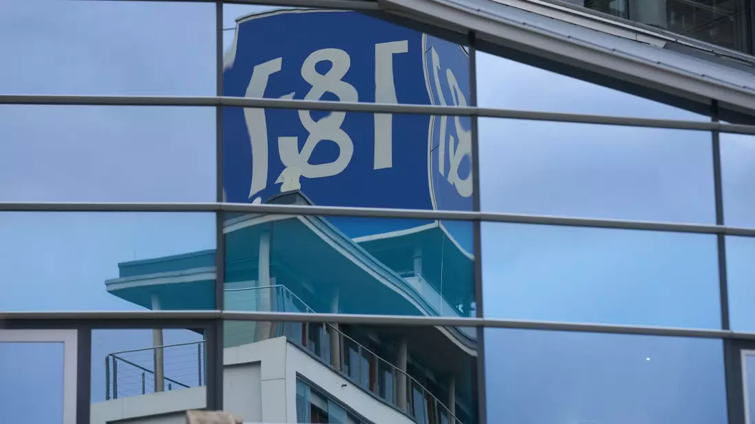 Das 1&1-Firmenlogo auf dem Dach eines Firmengebäudes spiegelt sich in einer Glasfassade. - Bild: Thomas Frey/dpa
