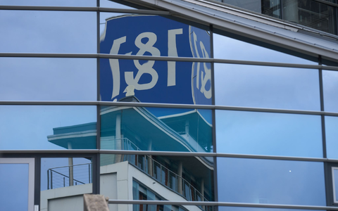 Das 1&1-Firmenlogo auf dem Dach eines Firmengebäudes spiegelt sich in einer Glasfassade. - Foto: Thomas Frey/dpa Das 1&1-Firmenlogo auf dem Dach eines Firmengebäudes spiegelt sich in einer Glasfassade. - Foto: Thomas Frey/dpa