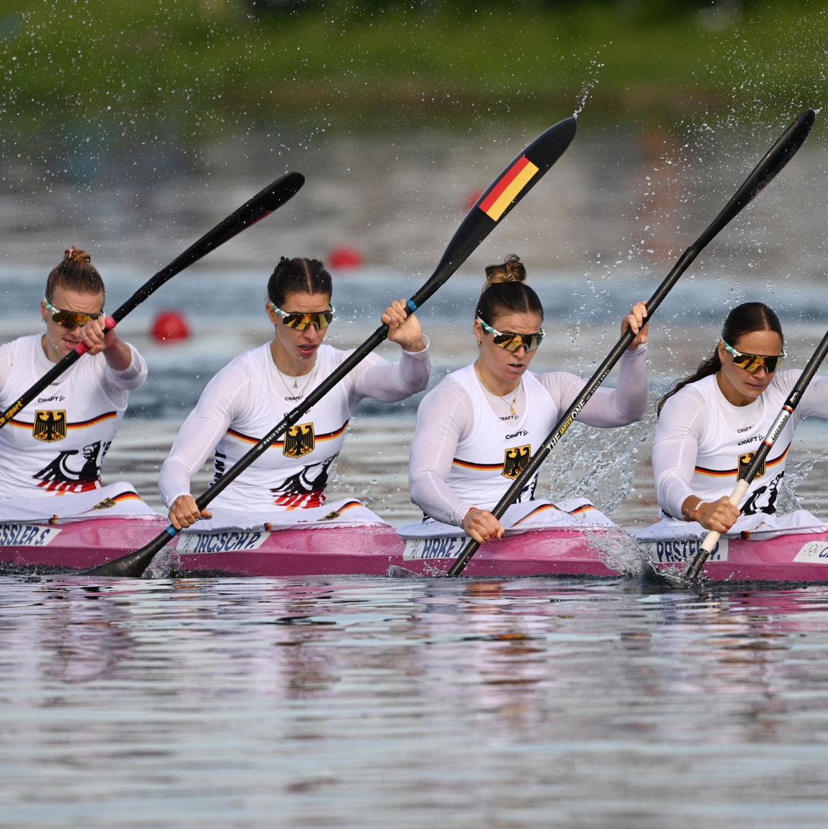 Max Rendschmidt trägt bei der Schlussfeier der Olympischen Spiele gemeinsam mit Laura Lindemann die deutsche Fahne. - Foto: Sebastian Kahnert/dpa