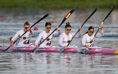 Mit vier Hundertstelsekunden Vorspung holt der deutsche Kajak-Vierer Gold. - Foto: Sebastian Kahnert/dpa Mit vier Hundertstelsekunden Vorspung holt der deutsche Kajak-Vierer Gold. - Foto: Sebastian Kahnert/dpa