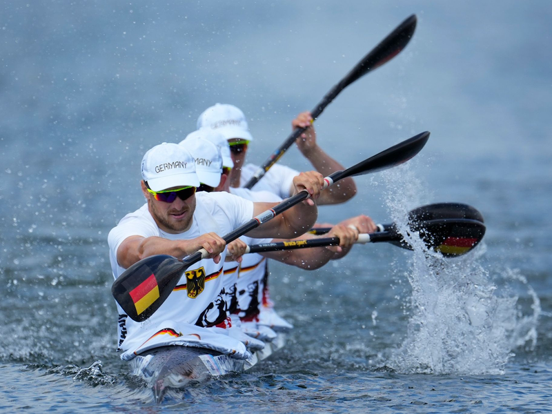 Der deutsche Kajak-Vierer der Frauen überrascht mit Silber.  - Foto: Ebrahim Noroozi/AP/dpa