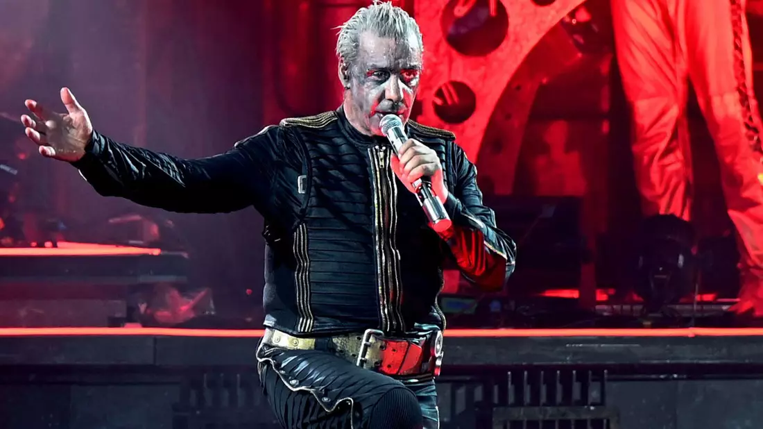 Ein Gedicht des Rammstein-Sängers Till Lindemann sorgt bei Fans für Spekulationen. (Archivbild) - Bild: Malte Krudewig/dpa