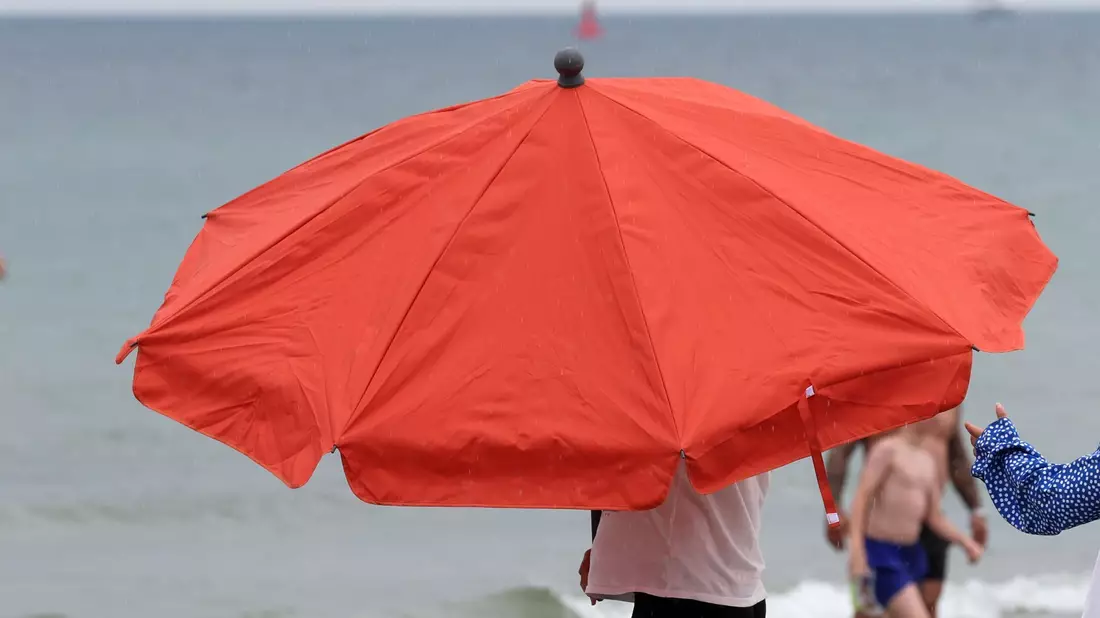 Der Deutschland-Tourismus fiel im Juli vielfach ins Wasser. (Archivbild) - Bild: Bernd Wüstneck/dpa