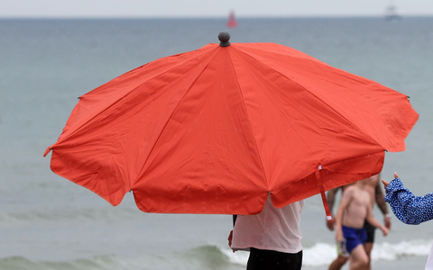Der Deutschland-Tourismus fiel im Juli vielfach ins Wasser. (Archivbild) - Foto: Bernd Wüstneck/dpa