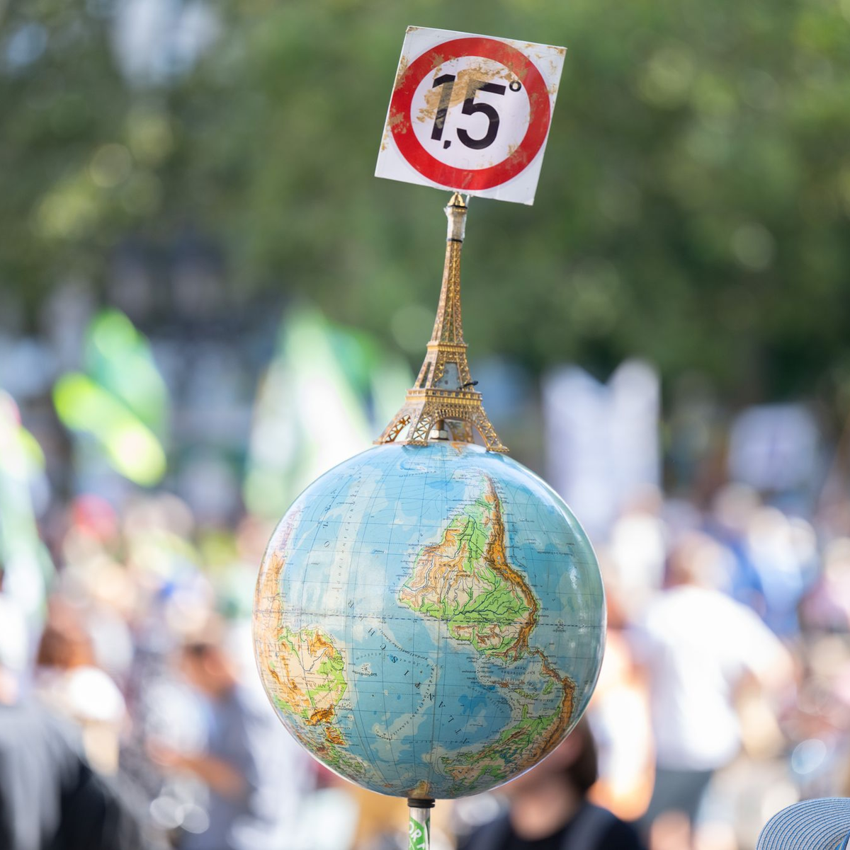 Viele Forschende fordern, die globale Erwärmung dringend auf 1,5 Grad zu begrenzen. - Foto: Boris Roessler/dpa