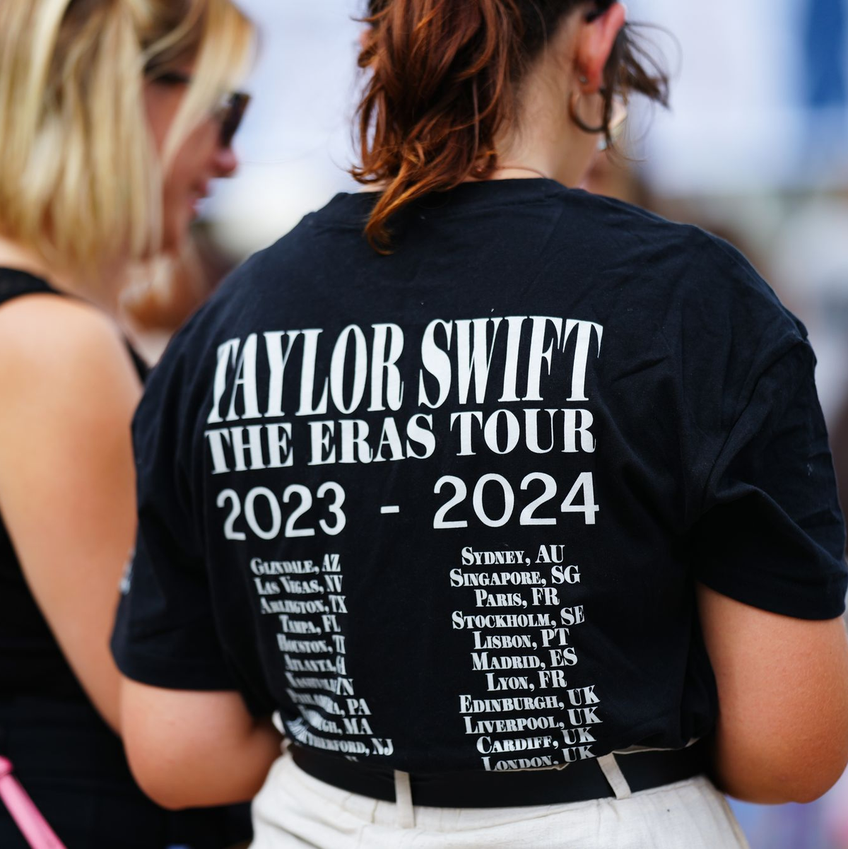 Swift-Fans tauschen Freundschaftsarmbänder - die Botschaft ihres Idols sei Liebe - nicht Terror, sagen sie. - Foto: Eva Manhart/APA/dpa