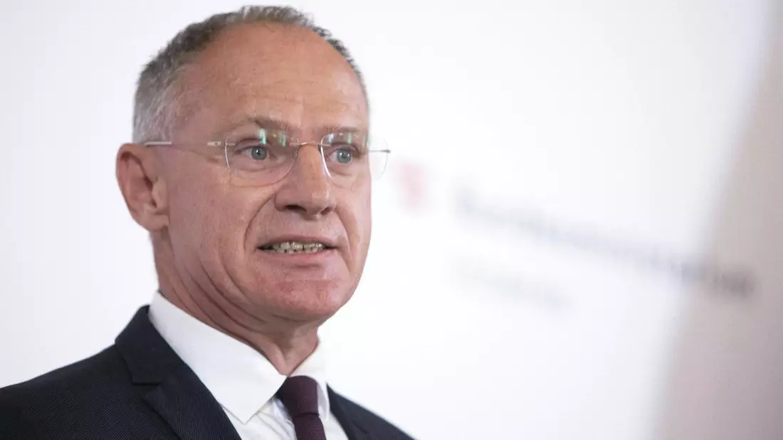 Innenminster Karner sagt: «Eine Tragödie wurde in Wien abgewendet.» - Bild: Alex Halada/APA/dpa