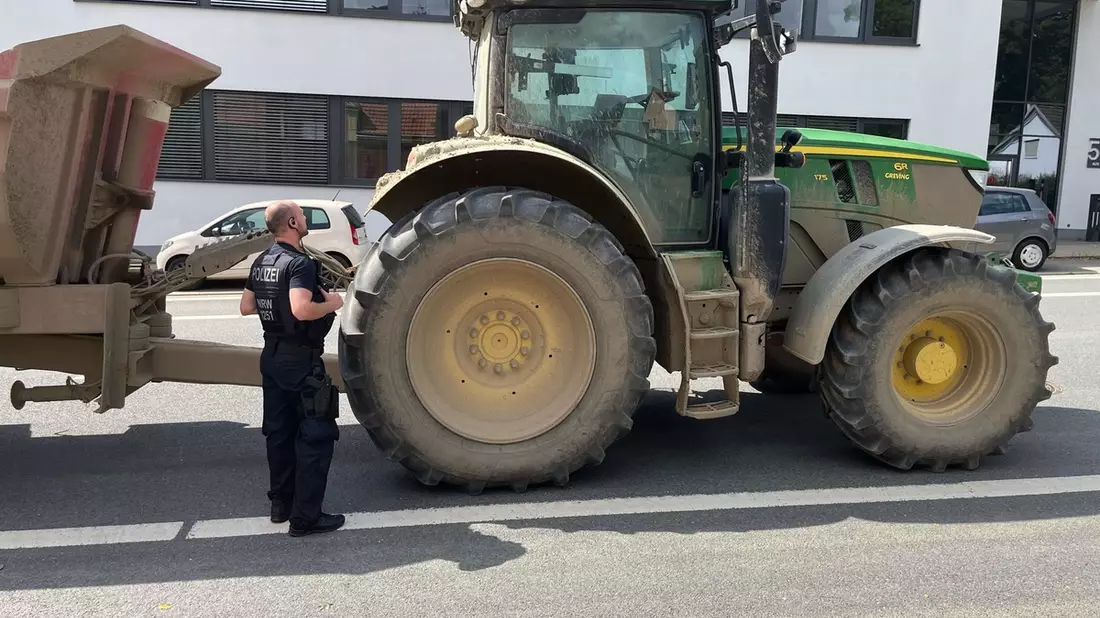 POL-BO: Keine Fahrerlaubnis, kaum Reifenprofil: Polizei stoppt Treckerfahrer - Bild: presseportal.de