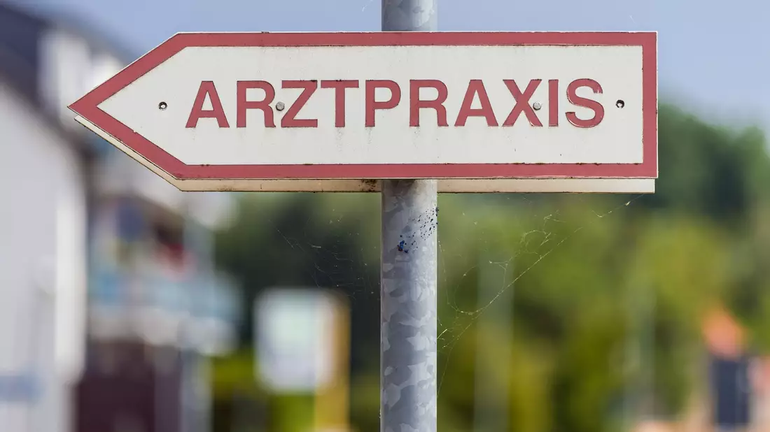 Mehr Menschen als sonst im Sommer gehen gerade wegen einer Erkältung zum Arzt oder der Ärztin.(Symbolbild) - Bild: Soeren Stache/dpa-Zentralbild/dpa
